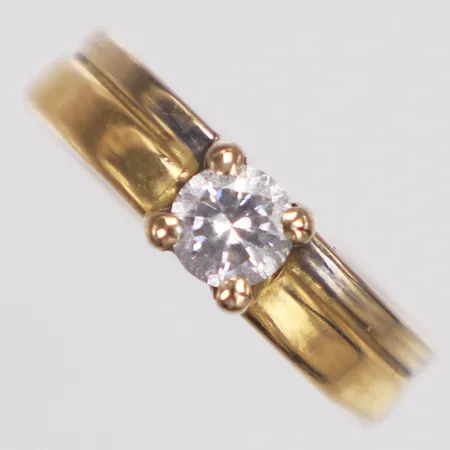 Ring, vit sten, stl 17¾, bredd 4,5-5,4mm, små bucklor, 18K  Vikt: 1,3 g