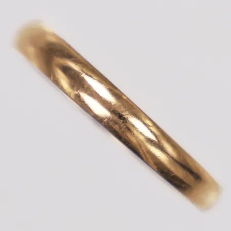 Ring, slät, stl 20½, bredd 3,3mm, gravyr, 18K  Vikt: 2,9 g