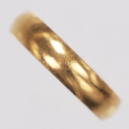 Ring, slät, stl 17, bredd 4mm, ograverad, 21K  Vikt: 2,8 g
