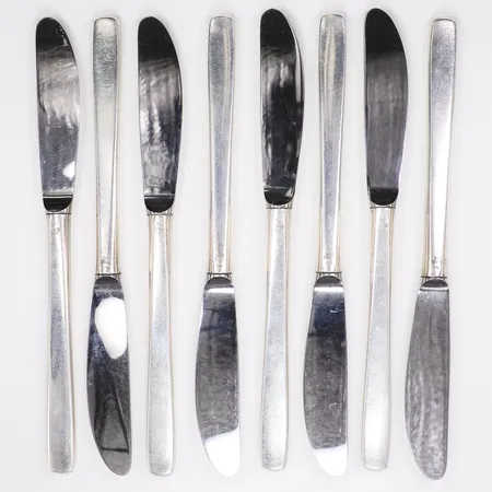 8 knivar, ca 21cm, stämplad MGAB, bladen i rostfri stål, 925/1000 silver Vikt: 568,3 g