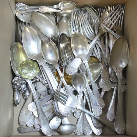 Diverse silverbestick, gravyr, 830/1000 silver Vikt: 3535,8 g