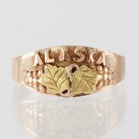 Ring, Alaska, storlek 19 mm, bredd 2.9-9.1 mm, 14k. Vikt: 3,3 g
