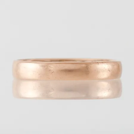 Ring slät med gravyr, storlek 18 ¾ mm, bredd 3.5 mm, 18k. Vikt: 4,2 g