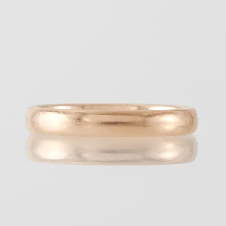Ring med gravyr, Schalins, storlek 19 ½ mm, bredd 3.4 mm, 18k. Vikt: 4,1 g