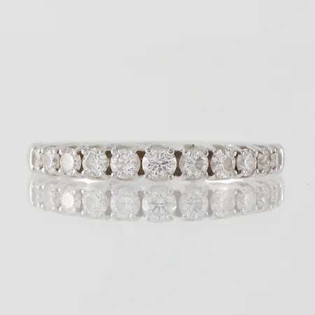 Ring vitguld med 11 st diamanter, Guldfynd AB, storlek ca 17 ¼ mm, bredd 2-3.1 mm, 18k. Vikt: 2,9 g