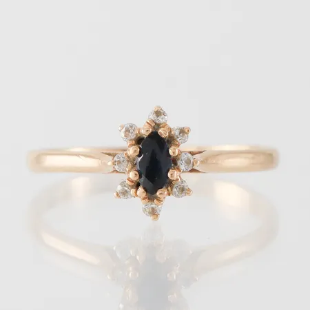 Carmoséring med stenar, storlek 17 ¾ mm, bredd 1.7-8.5 mm, 18k. Vikt: 2,3 g