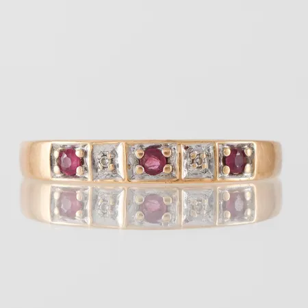 Ring med stenar, storlek 19 mm, bredd 1.9-3.6 mm, 18k. Vikt: 2,7 g