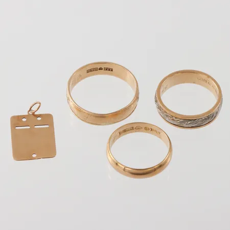 Diverse guld med gravyrer, 18k. Vikt: 21,5 g