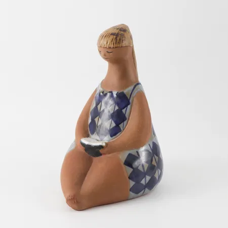 LISA LARSON. Amalia, figurin, ur serien ABC-flickorna, Gustavsberg, höjd ca 17 cm. Ej samfrakt Vikt: 0 g Skickas med postpaket.