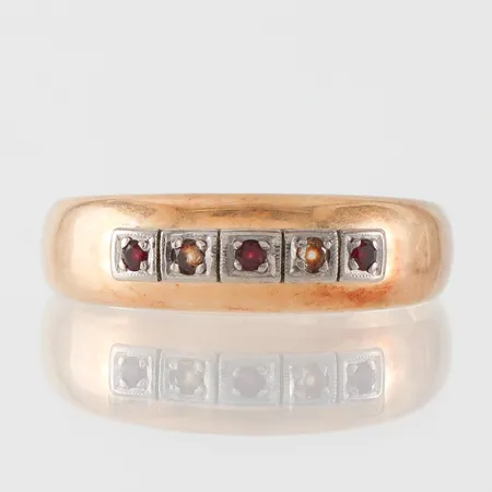 Ring med stenar, Rahlens Guldsmeds AB, storlek 17 ½ mm, bredd 3-5.6 mm, 18k. Vikt: 2,2 g
