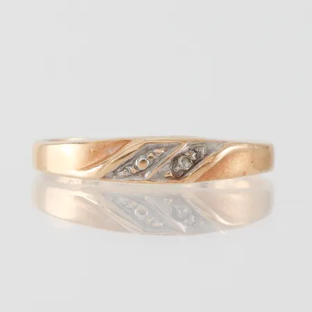 Ring med stenar, storlek 15 ¼ mm, bredd 1.8-3.5 mm, 18k. Vikt: 1 g
