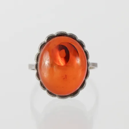 Ring med bärnsten, storlek 18 mm, bredd 1.8-16.9 mm, silver. Vikt: 4,1 g