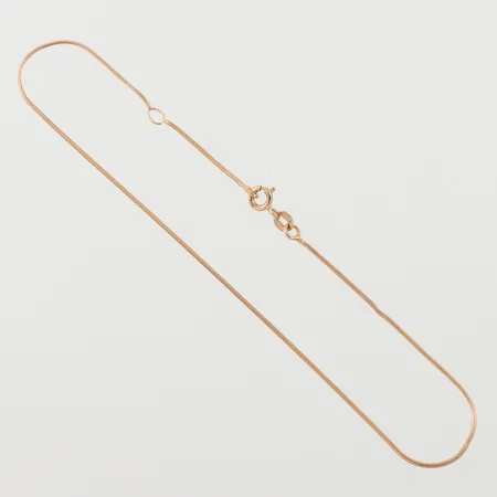 Kedja, längd ca 25 cm, bredd 0.9 mm, någon ojämnhet, 18k. Vikt: 2,3 g