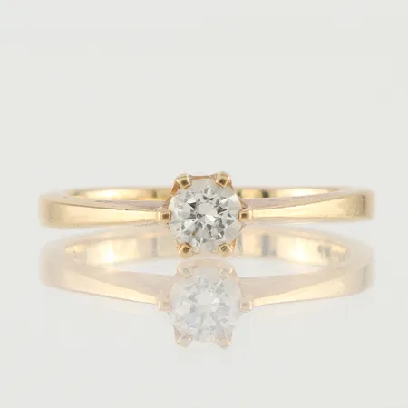 Ring med diamant wp på 0.25 ct enligt gravyr, Guldfynd AB, storlek 16 mm, bredd 2-4.7 mm, 18k. Vikt: 2,9 g