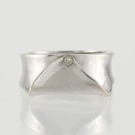 Ring vitguld, storlek 15 ½ mm, bredd 4.9-7.5 mm, 18k. Vikt: 3,3 g