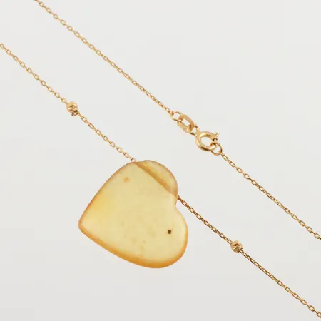Collier, 21k i kedjan, hänget (slitet) i gjutmassa, längd ca 44 cm, kedjans vikt uppskattningsvis ca 1.8 gram. Vikt: 1,8 g