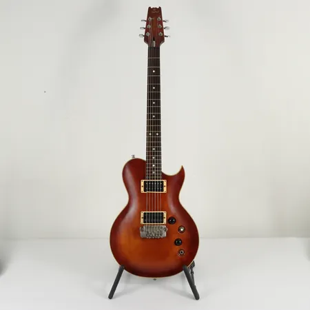 Elgitarr The Aria pro 2 PE1500 med hårt fodral, bruksslitage, skavmärken, lackbortfall. Skickas med Bussgods eller PostNord