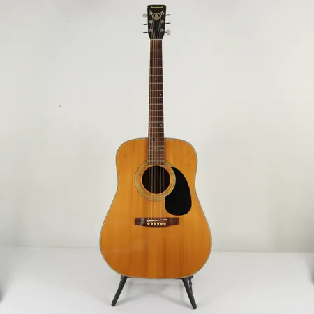 Akustisk Gitarr Santana med hårt fodral. Skickas med Bussgods eller PostNord