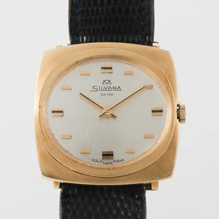 Herrur Silvana, ca 30x30 mm, gravyr, tickar igång men ej funktionstestat, 18k. Vikt: 0 g