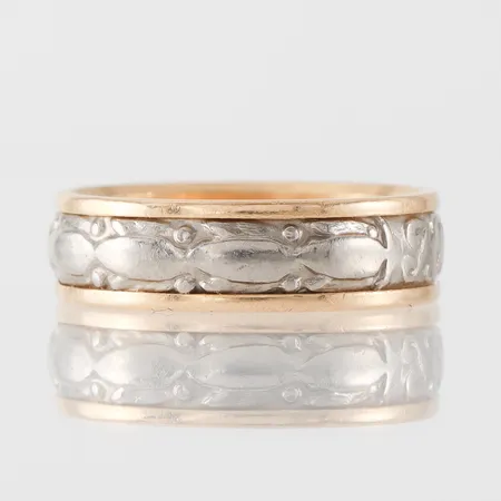 Ring mönstrad med gravyr, guldsmed John Pettersson Stockholm, storlek 18 mm, bredd 5.9 mm, 18k. Vikt: 7,4 g