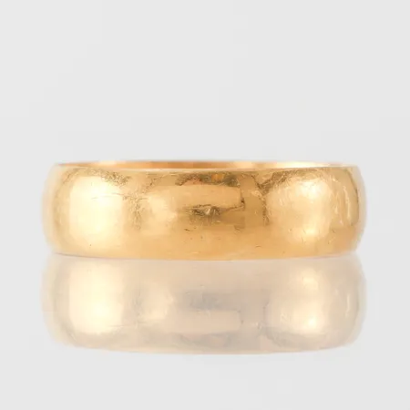 Ring slät med gravyr, storlek 21 mm, bredd 6.2 mm, 23k. Vikt: 6,7 g
