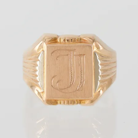 Monogramring JJ, storlek 19 ¼ mm, bredd 5.4-16.1 mm, 18k. Vikt: 7,9 g