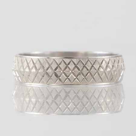 Ring vitguld, mönstrad, storlek ca 21 mm, bredd 5.9 mm, 14k. Vikt: 5,1 g