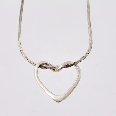  Kedja med hänge i silver, 43cm, fyrkants ormlänk, bredd 1mm, hänge, mått 19,4x17,8mm, 925/1000, tillverkade av Guldfynd, vikt 5,93g.