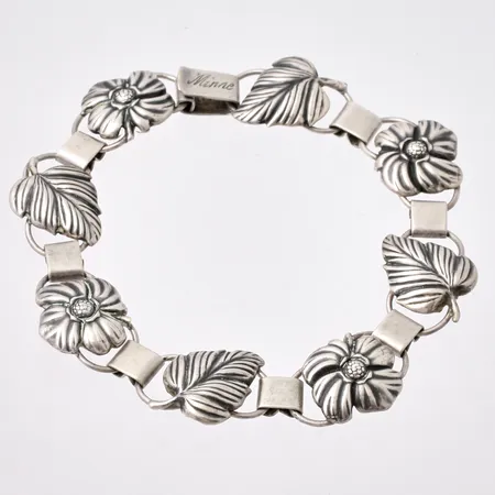  Armband i silver, 19cm, bredd 15cm, 830/1000, graverad "Minne" på lås, tillverkad av Victor Janson Guldvaru Ab, vikt 12,86g.