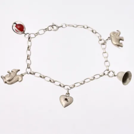 Armband i silver, 19cm, bredd 4cm, 5st berlocker, 830/1000, vikt 6,97g.