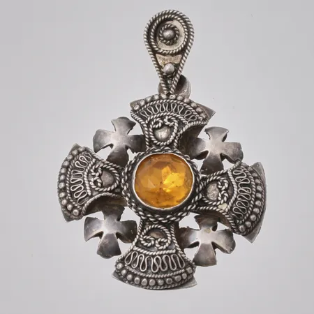 Hänge i silver, mått 41x58,4mm, 1st gul sten, mått Ø11mm, vikt 13,8g.