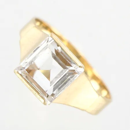 Ring med bergskristall, stl 17¾, bredd 9mm, nagg på stenen, skev skena, 18K Vikt: 3,3 g