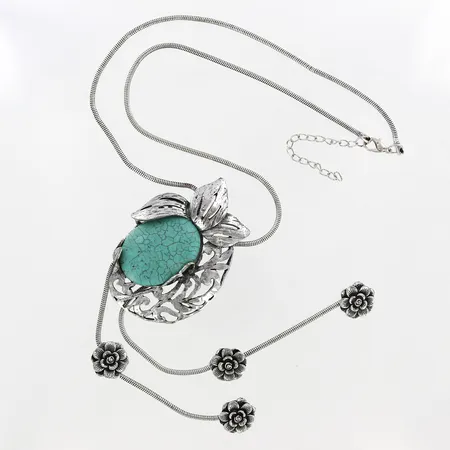 Collier med trolig turkos, 61-68cm, hängande del ca 22cm, metall 