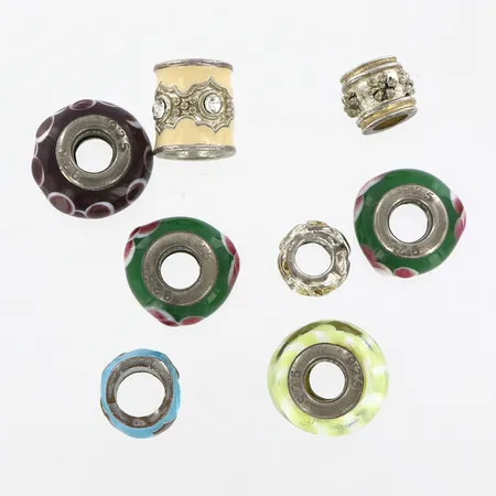 Åtta berlocker, stenar, emalj, glas, silver 925/1000  Vikt: 20,5 g
