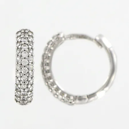 Ett par örhängen vitguld med vita stenar, Ø14mm, bredd: 3,3mm, GHA, 18K,  Vikt: 2,4 g