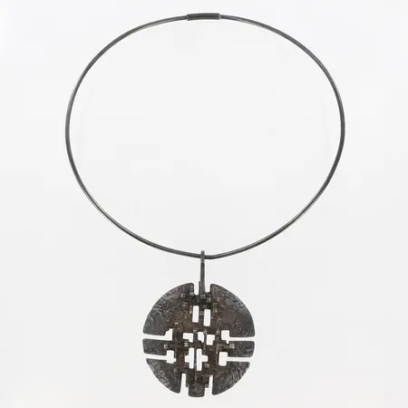 Collier stelt, Magnus G:son Liedholm, ca 37cm, hänge 68mm, bredd: 54mm, signerat, oxiderat silver 925/1000 Vikt: 47,8 g