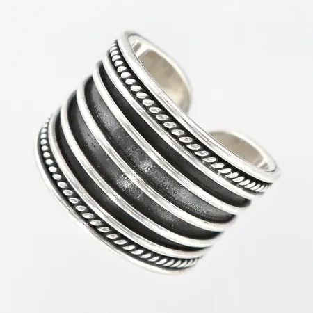 Ring, stl: 17¾, bredd: 9-16mm, silver 925/1000 Vikt: 8,6 g