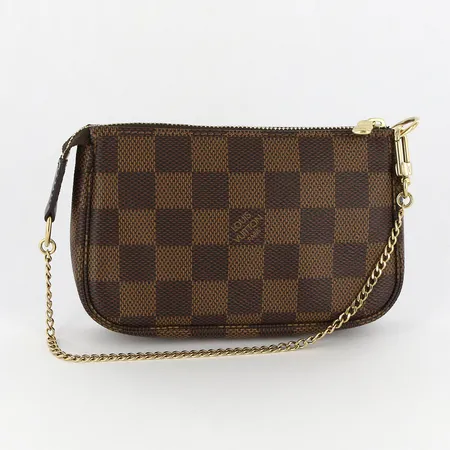 Väska, Louis Vuitton Mini Pochette, Damier Ebene canvas, datumkod: SF4240, 2020, Frankrike, detaljer samt kedja i guldfärgad metall, 15.5 x 10.5cm x 3,5 cm, bruna skinndetaljer, dustbag samt box, fint skick Vikt: 0 g