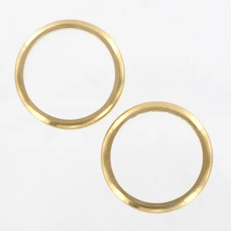 Två ringar, släta, stl 19, bredd 2,5mm, gravyr, 18K Vikt: 9,2 g