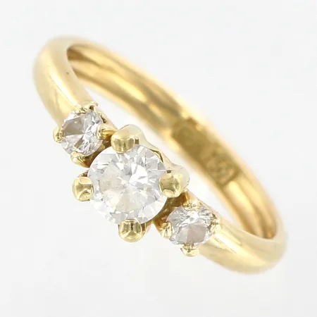 Ring med vita stenar, stl 16¾, bredd 5mm, Guldfynd, 18K  Vikt: 1,2 g