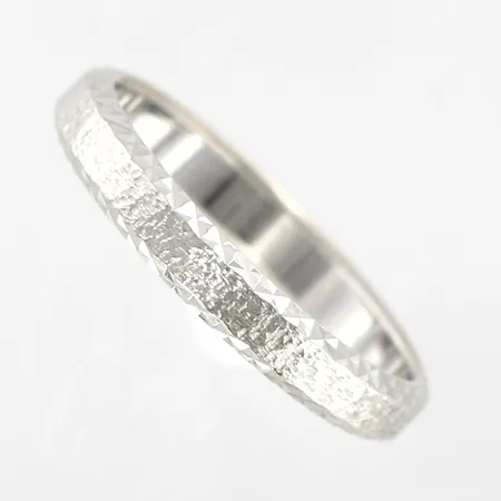Ring, stl16¾, bredd 3mm, vitguld, 18K Vikt: 2,8 g