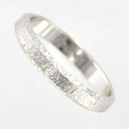 Ring, stl16¾, bredd 3mm, vitguld, 18K Vikt: 2,8 g