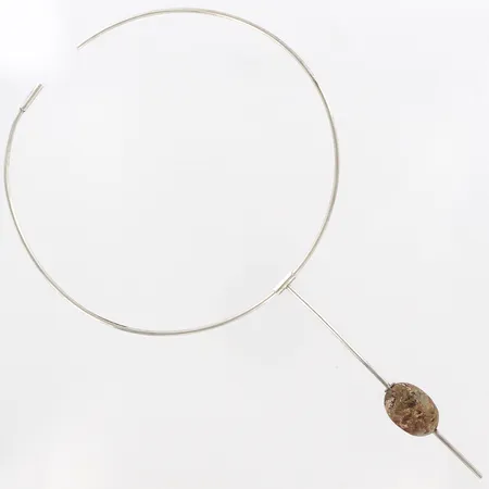 Collier stelt, stämplad LANG, ca 41cm, Intrigerat hänge med sten, 12cm, smärre skevheter, silver 925/1000 Vikt: 33,3 g