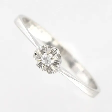 Ring med vit sten, stl16¾, bredd 4mm, vitguld, i behov av rodiering, 18K Vikt: 1,1 g