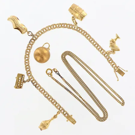 Ett armband Bismarck med berlocker, ett hänge, en kedja pansar, rödaktig ton på guldet, missfärgningar, 18K Vikt: 28,7 g