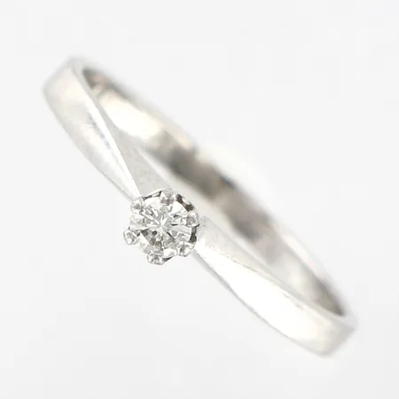 Ring med diamant ca 0,10ct, stl18, bredd 3,5mm, vitguld, i behov av rodiering, 18K Vikt: 2,3 g