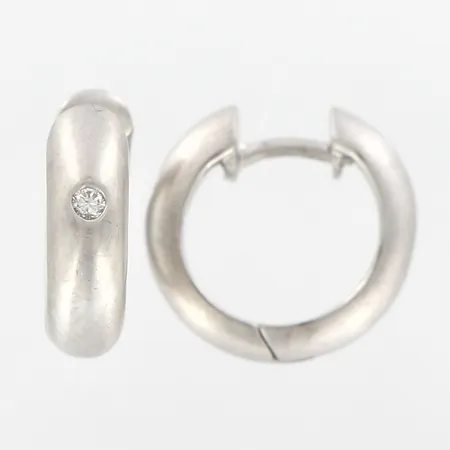 Ett par örhängen med diamanter 2st ca 0,04ctv, 14x15mm, vitguld, 18K Vikt: 5,4 g