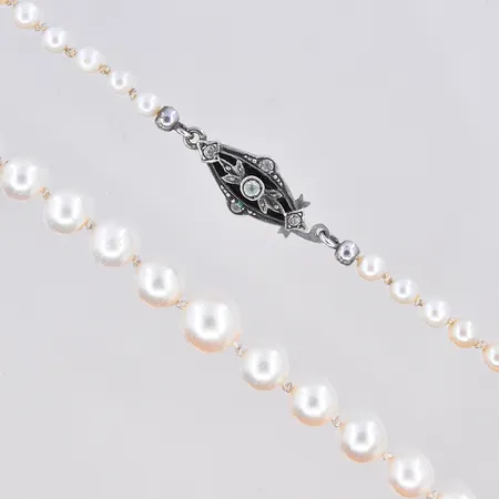 Pärlcollier med silver lås, doserad, bredd 4-7 mm, längd 51,5 cm, silver 835/1000. Vikt: 0 g