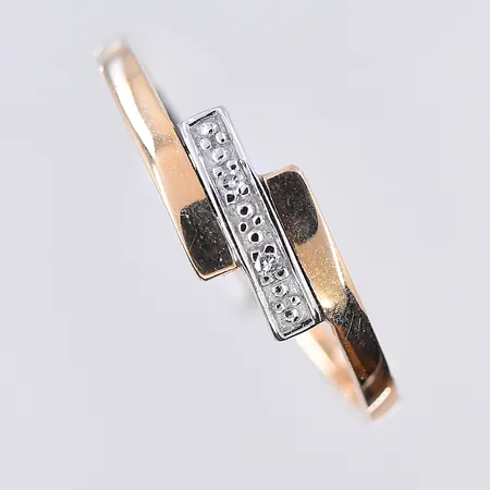 Ring med vita stenar, stl 17¾, bredd 2-6 mm, Vitguld/gulguld, 18K. Vikt: 1,4 g