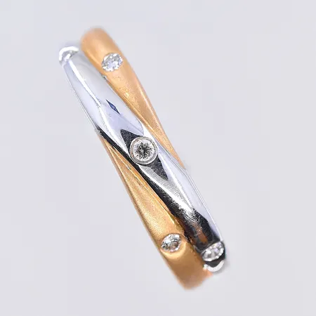 Ring med diamanter 5x0,01ct, stl 16½, bredd 2-4 mm, vitguld/gulguld, 18K. Vikt: 2,5 g